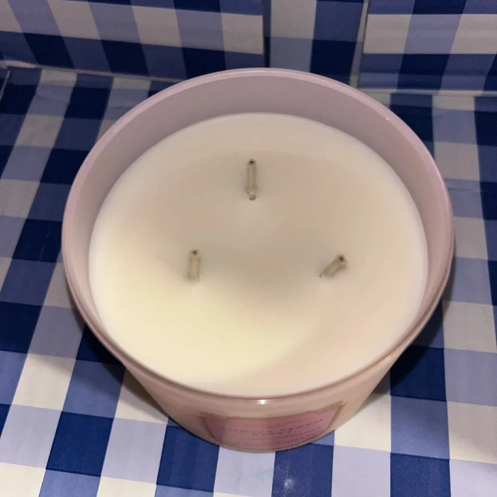 Bath & Body Works Snowy Peach Berry 3-Wick Candle - Picture 2 of 3